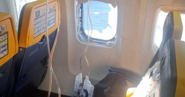 Αγωγή εκατομμυρίων κατά της Ryanair από τον επιβάτη που βρέθηκε μισός έξω από το αεροπλάνο σε πτήση από τη Θεσσαλονίκη
