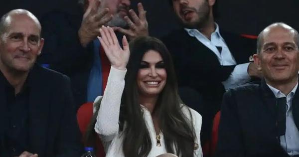 Η Κίμπερλι Γκιλφόιλ στο ΣΕΦ με τους αδελφούς Αγγελόπουλους – Χαμός με τα πόδια της