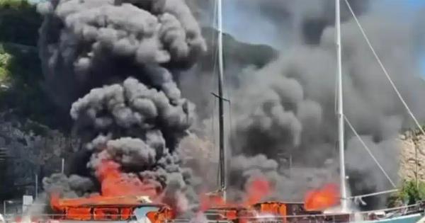 Φωτιά στο λιμάνι: Ένα σκάφος καταστράφηκε, βυθίστηκε ιστιοφόρο – Βούτηξε στη θάλασσα για να σωθεί ο καπετάνιος