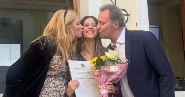 Περήφανος πατέρας ο Δημήτρης Οικονόμου: Στην ορκωμοσία της κόρης του, που αποφοίτησε με άριστα