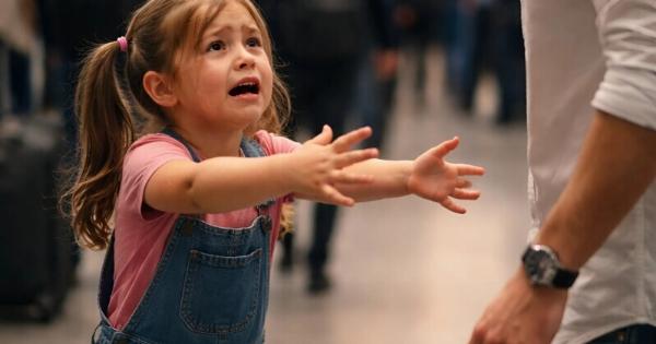 Ο άντρας ετοιμαζόταν ήδη να επιβιβαστεί στο αεροπλάνο, όταν ένα μικρό κορίτσι έτρεξε προς το μέρος του κλαίγοντας: «Συγγνώμη, παρακαλώ βοηθήστε με… η μαμά μου κοιμάται και δεν ξυπνά»