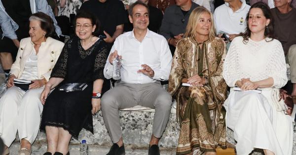 Όλοι γύρισαν να κοιτάξουν τι φοράει: H νέα εντυπωσιακή έθνικ εμφάνιση της Μαρέβας αποδεικνύει το αψεγάδιαστο στυλ της