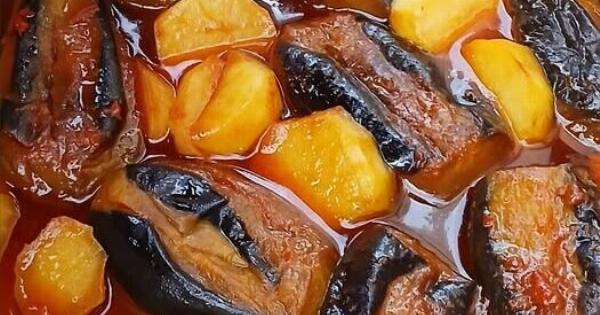 Μελιτζάνες με σκορδάκι, ντομάτα και πατατούλες – Το πιο μερακλίδικο καλοκαιρινό φαγητό!