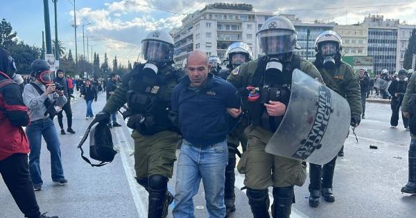 «Έλα, έλα, έλα»: Βίντεο ντοκουμέντο με σύλληψη διαδηλωτή που προκαλεί τρεις αστυνομικούς