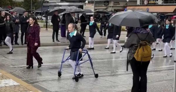 Τρίκαλα: Μικρή μαθήτρια συγκίνησε στην παρέλαση μέσα στη βροχή