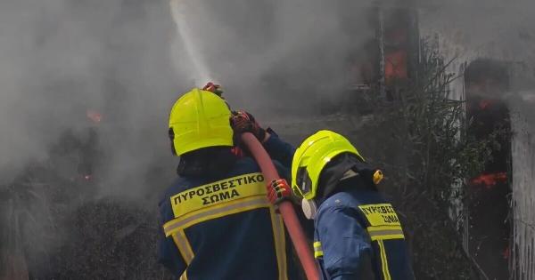 Μεγάλη φωτιά τώρα μέσα στην Αθήνα: Καίγεται κατάστημα, επεκτάθηκε σε διαμερίσματα