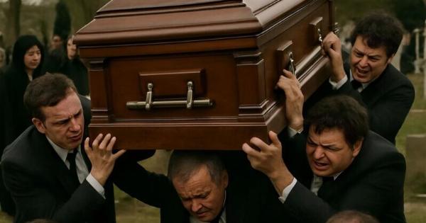 Κατά τη διάρκεια της κηδείας μιας νεαρής γυναίκας, τέσσερις άνδρες δεν κατάφεραν να σηκώσουν το φέρετρο, και τότε η μητέρα της κοπέλας ζήτησε να το ανοίξουν