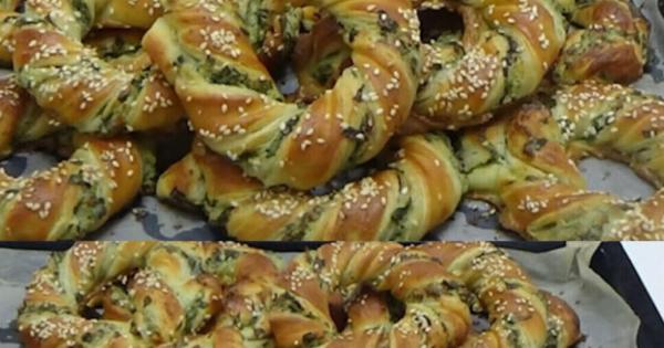 Αφράτα γεμιστά κουλουράκια με τυρί και σπανάκι: Εύκολη συνταγή που λιώνει