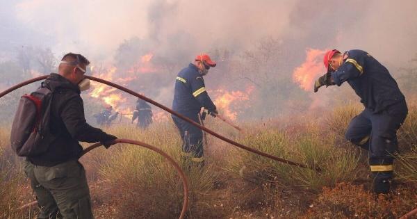 EKTAKTO TΩΡΑ: ΜΕΓΑΛΗ ΦΩΤΙΑ ΣΤΗ ΧΩΡΑ ΜΑΣ – ΣΗΚΩΘΗΣΑΝ ΕΝΑΕΡΙΑ ΜΕΣΑ
