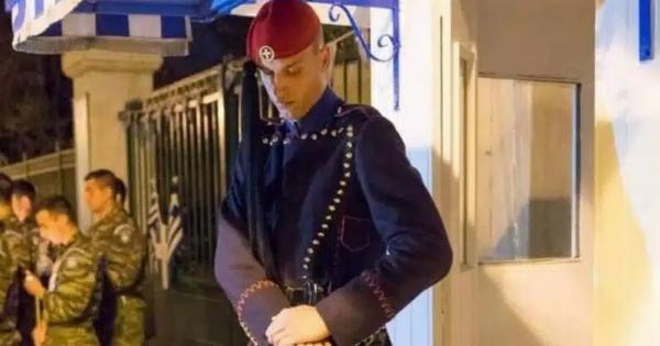 Η μοναδική μέρα η σημερινή που ο Εύζωνας σκύβει το κεφάλι και γυρνάει το όπλο ανάποδα