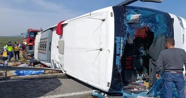 Πολύνεκρο τροχαίο: Σύγκρουση λεωφορείου με φορτηγό – «Μοιάζει με σφαγh»