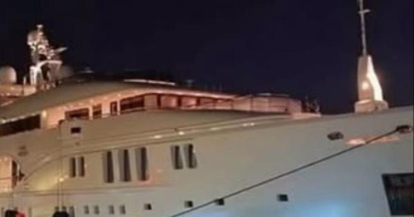 Όλη η Τήνος… έτριβε τα μάτια της με το τεράστιο γιοτ που μπήκε μέσα στο λιμάνι, μόλις είδαν τι όνομα γράφει πάνω και κατάλαβαν ποιανού Έλληνα είναι…
