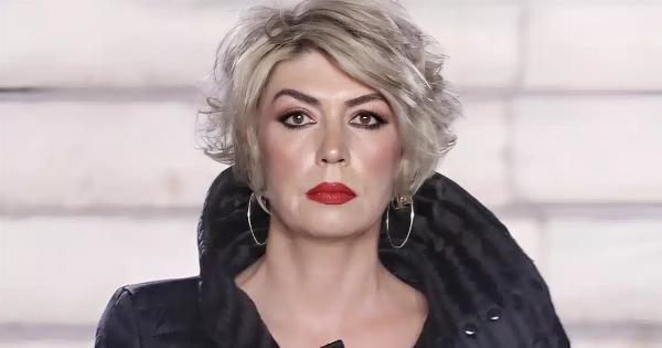 The Chase: Η «γυναίκα με τα μαύρα» περπάτησε στην πασαρέλα της Athens Fashion Week ντυμένη ολόκληρη στα μαύρα