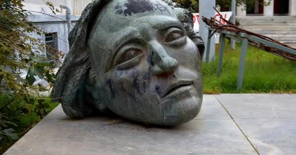 Ποιο πρόσωπο απεικονίζεται στην εμβληματική κεφαλή του Πολυτεχνείου