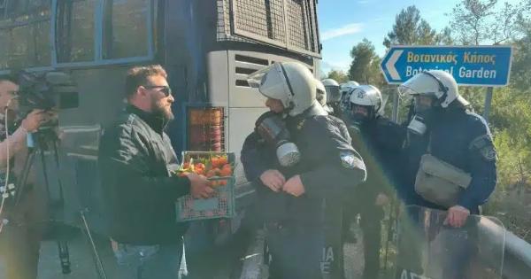 Αγρότες στα μπλόκα μοίρασαν πορτοκάλια στους αστυνομικούς