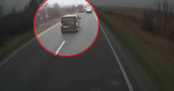 Γιατί ο οδηγός του βαν, εφόσον έκανε προσπέραση, έβγαλε δεξί φλας και πήγε να μπει στη λωρίδα, ξαφνικά έφυγε αριστερά;