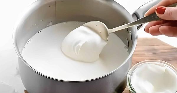 Η παρασκευή σπιτικού ελληνικού γιαουρτιού είναι μια απλή και φυσική διαδικασία