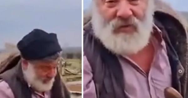 Κτηνοτρόφος αποχαιρετά τα τελευταία 450 πρόβατα της ντόπιας ιστορικής φυλής Ρουμλουκίο