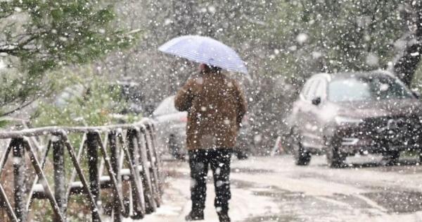 Ντύθηκαν στα ”λευκά” – Χιονίζει στο κέντρο της πόλης