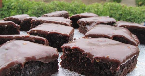 Σοκολατόπιτα που δεν στεγνώνει ποτέ – το μυστικό στο σιρόπι