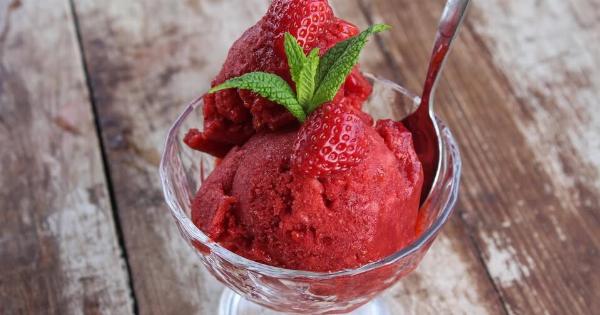 Το πιο εύκολο παγωτό φράουλα χωρίς ζάχαρη – Μόνο με 2 υλικά