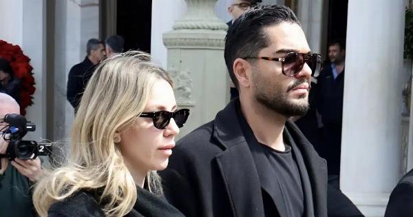 Γιατί όλοι κράζουν την Γαρυφαλλιά Καληφώνη: Τι φόρεσε και τι κρατούσε στην κηδεία της Μαρινέλλας