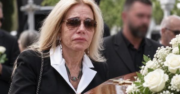 Κηδεία Μαζωνάκη: Η Λάτση άβαφτη με λυγμούς πάνω στο φέρετρο-«Γιώργο ζεις, σήκω πάνω»