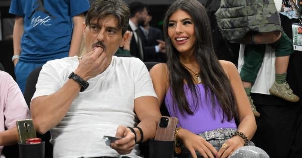 Όλοι μιλάνε για την Δέσποινα Γιαννακοπούλου: «Έφαγε λάχανο» την Καρντάσιαν, ανέβασε σέλφι να κρατάει στο χέρι αυτό και να… κρύβεται από πίσω