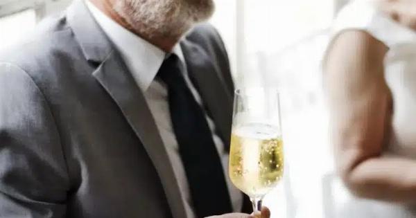 «Ο πατέρας μου πήρε τα εύσημα ότι πλήρωσε για τον γάμο μου κατά τη διάρκεια της πρόποσής του, αλλά ήταν ο πατριός μου που πλήρωσε τα πάντα»