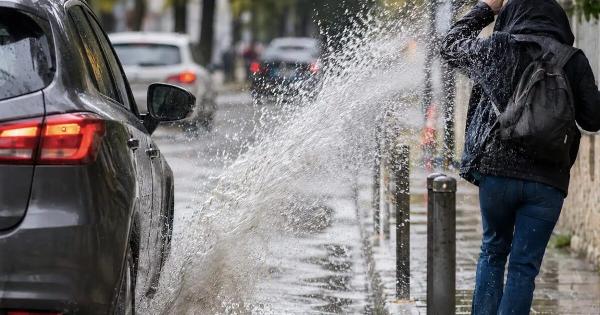 Νέος ΚΟΚ: Πρόστιμο 350 ευρώ και αφαίρεση διπλώματος για νερά σε πεζούς