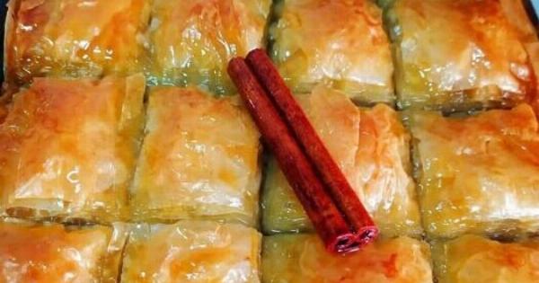 Παραδοσιακή κολοκυθόπιτα σιροπιαστή που εξαφανίζεται από το ταψί