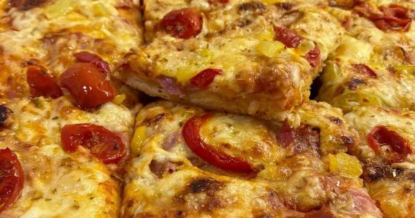 Τετράγωνη πίτσα με αφράτη ζύμη