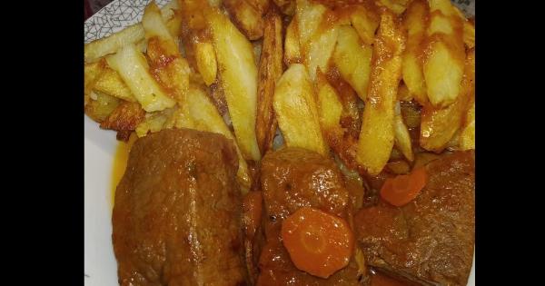 Ωραιοτατο φαγητό καλομαγειρεμένο και νόστιμο κοκκινιστό μοσχαράκι με πατάτες τηγανιτές