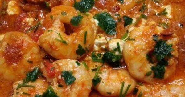 Γαρίδες σαγανάκι όπως στην ταβέρνα – με ένα υλικό που απογειώνει τη γεύση