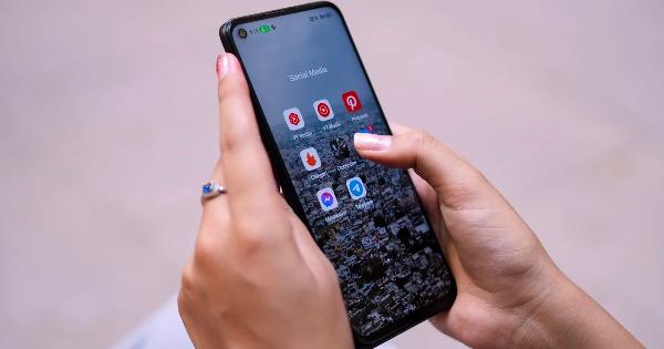 “Έπεσαν” Facebook και Messenger: Παγκόσμιο κρασάρισμα στις πλατφόρμες της Meta