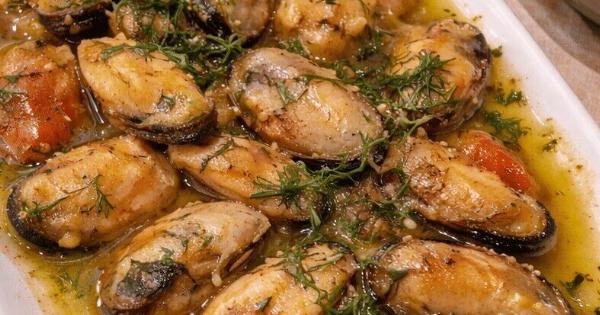 Μύδια σαγανάκι με μουστάρδα και ούζο – γρήγορο, αρωματικό και ζουμερό θαλασσινό πιάτο για κάθε περίσταση.