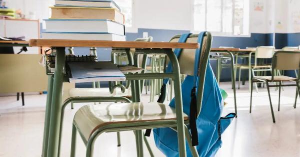 Δασκάλα τέθηκε σε διαθεσιμότητα επειδή αρνήθηκε να κατεβάσει έναν σταυρό από τον τοίχο της τάξης