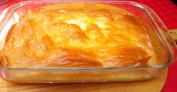 Παραδοσιακό γαλακτομπούρεκο με αφράτη κρέμα και τραγανό φύλλο