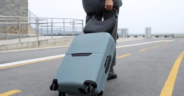 Σοκ: Συνελήφθη γυναίκα που ταξίδευε με ένα 2χpονο κοpιτσάκι μέσα σε μια βαλίτσα