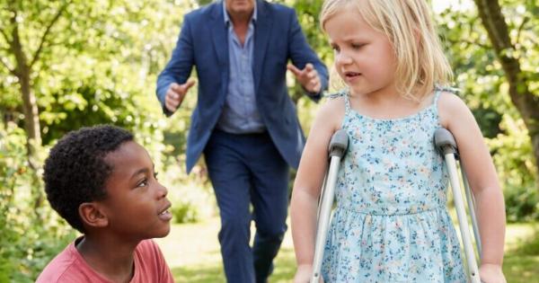 Ένας προστατευτικός πατέρας νόμιζε ότι ένας άγνωστος κακοποιούσε την ανάπηρη κόρη του μέσα σε μια μεταλλική λεκάνη έξω — μέχρι που άκουσε το γέλιο της και πρόσεξε μια ελαφριά κίνηση που κανένας γιατρός δεν είχε ποτέ τολμήσει να υποσχεθεί, αλλάζοντας για πάντα τις ζωές και των τριών