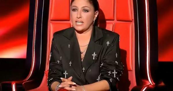 Έλενα Παπαρίζου: Η 1η εμφάνιση μετά την περιπέτεια υγείας της – Με περούκα η τραγουδίστρια και αγνώριστη