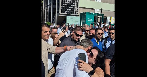 «Αγάπη μου, κούκλε μου!»: Οι αγκαλιές, οι ασπασμοί και οι σέλφι του πρωθυπουργού με θαυμάστριες (βίντεο)