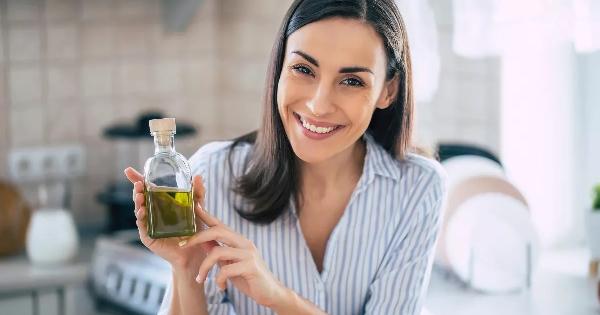 Τι θα συμβεί αν πίνουμε ένα σφηνάκι ελαιόλαδο κάθε μέρα για 2 εβδομάδες