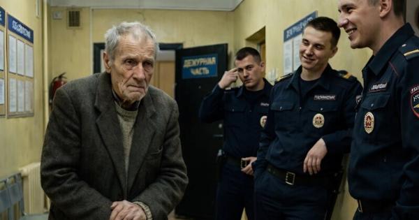 Στο αστυνομικό τμήμα γέλασαν με έναν 80χρονο ηλικιωμένο και δεν δέχτηκαν καν την Kαταγγελiα του, αλλά οι αστυνομικοί δεν είχαν ιδέα ποιος ήταν πραγματικά Auτoς ο γέρος και τι θα συνέβαινε όταν ο διοικητής του τμήματος θα έμπαινε μέσα στο γραφείο