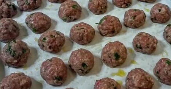 Σπιτικά κεφτεδάκια στον φούρνο με σάλτσα – Φαγητό που θυμίζει μαμά