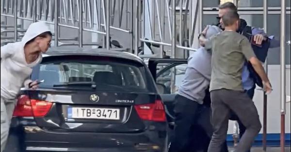 Η στιγμή της άφιξης της Βασιλικής Τσαρούχα στη ΓΑΔΑ – Με κουκούλα και συνοδεία (vid)