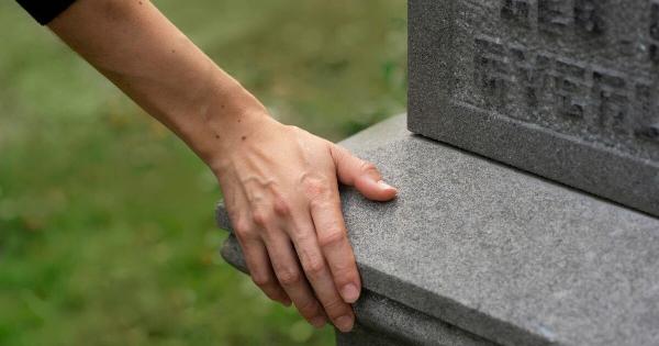 Λαμία: Μητέρα νόμιζε ότι είχαν κλέψει τη σορό του γιου της από τον τάφο – Χαμός στο κοιμητήριο, κάλεσε την αστυνομία