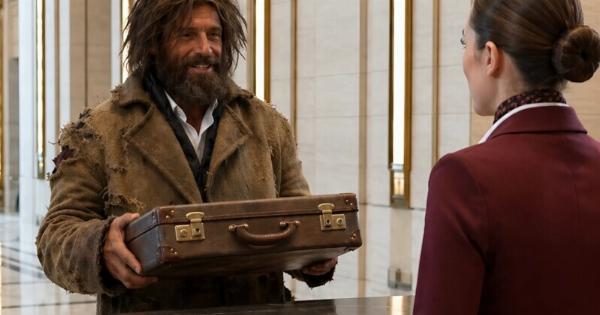 Ένας άνδρας με παλιά και φθαρμένα ρούχα, με μια βαλίτσα στο χέρι, μπήκε σε ένα πολυτελές ξενοδοχείο και ζήτησε ένα δωμάτιο μόνο για δύο ώρες, αλλά οι φύλακες τον έδιωξαν έξω στον δρόμο