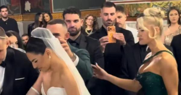 Σούσουpo με τον σύντροφο της Ιωάννας Τούνη στον γάμο: Τι έκανε ενώ πάντρευε την κολλητή της