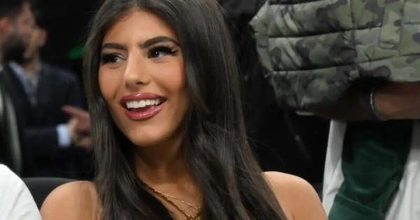 Αντί να κοιτάνε τα μοντέλα κοιτούσαν αυτή: Η Δέσποινα Γιαννακοπούλου εμφανίστηκε σε επίδειξη μόδας ντυμένη έτσι και με το πιο ψηλό πέδιλο της γης κι έγινε… θέαμα